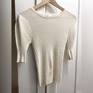FRAME ribbed top with lightly puffed sleeve in cream.